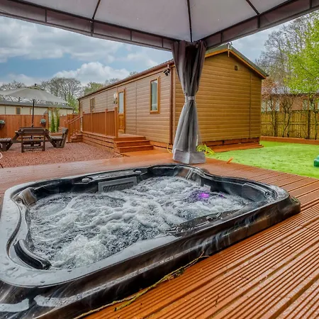 Family Luxury York Cabin Retreat With Hot Tub Exterior photo
