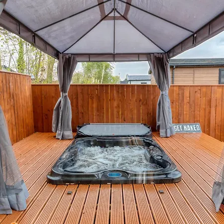Family Luxury York Cabin Retreat With Hot Tub Exterior photo
