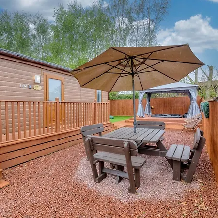 Family Luxury York Cabin Retreat With Hot Tub Exterior photo