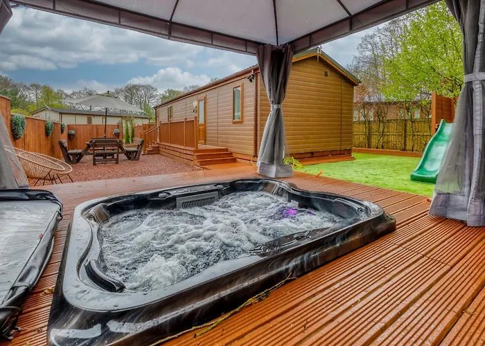 Family Luxury York Cabin Retreat With Hot Tub