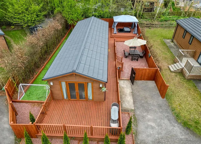 Family Luxury York Cabin Retreat With Hot Tub