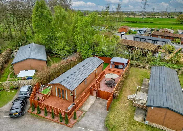 Family Luxury York Cabin Retreat With Hot Tub
