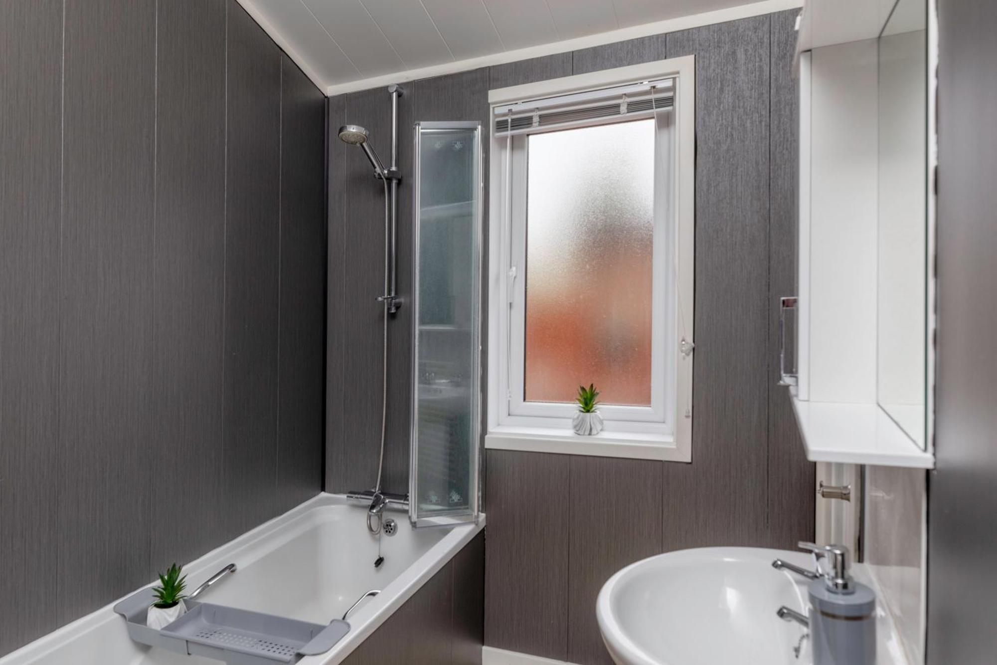 Family Luxury Retreat With Hot Tub Apartment York