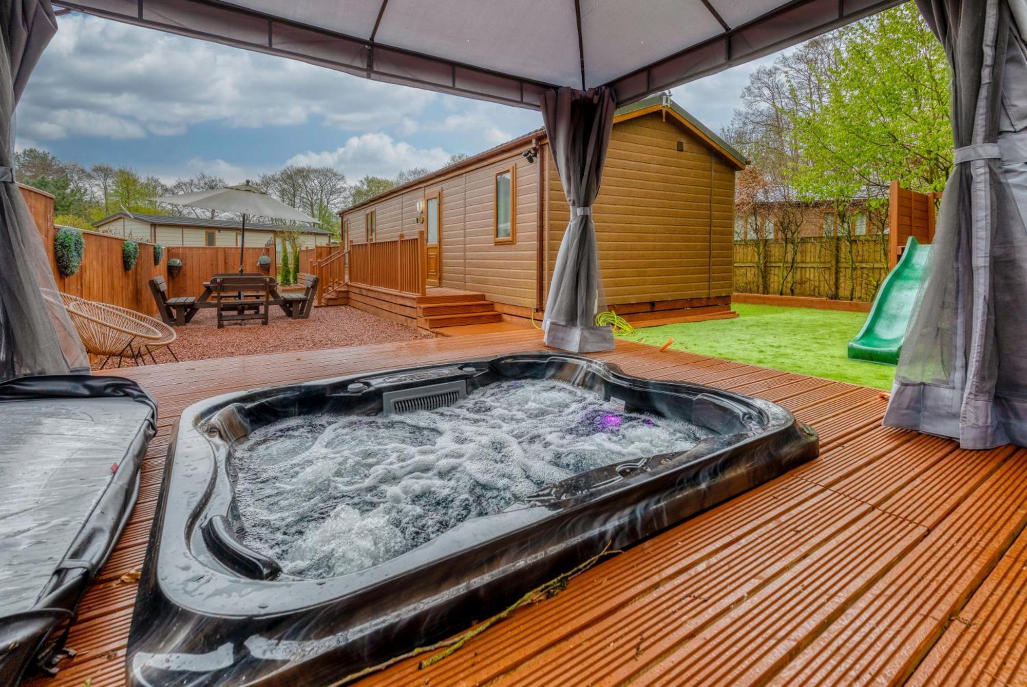 Family Luxury Retreat With Hot Tub Apartment York