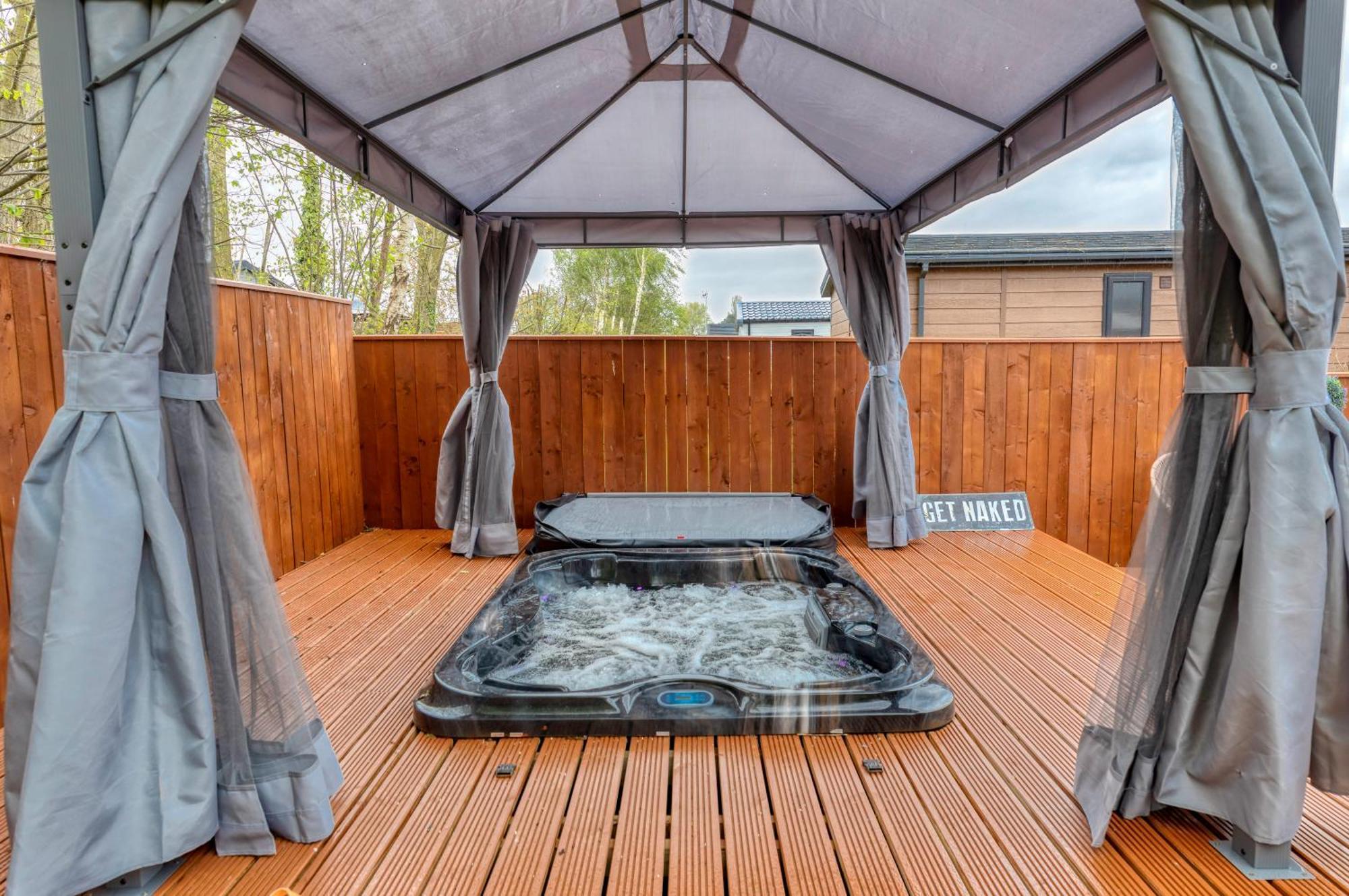 Family Luxury Retreat With Hot Tub York